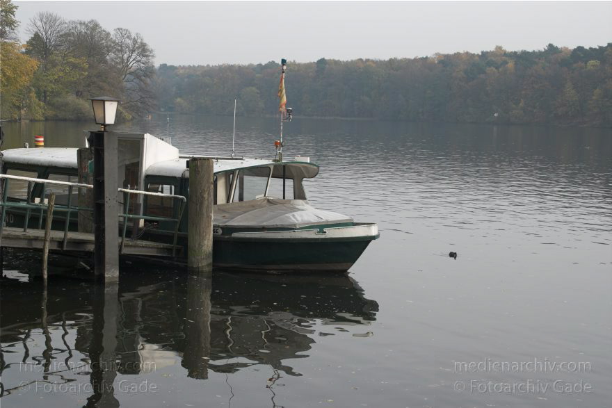 Berlin. Wannsee. Pfaueninsel. Boot. Anleger. Dampfer. Havel
2. 11. 2008. Berlin. Wannsee. Pfaueninsel. Boot. Anleger. Dampfer. Fluss. Havel
Schlüsselwörter: Berlin;Deutschland;Fluss;Germany;Havel;Pfaueninsel;Wannsee;2008;Zehlendorf