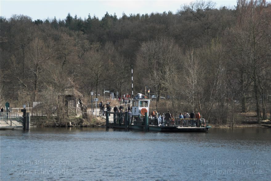 Berlin. Zehlendorf. Wannsee. Pfaueninsel. Havel. Fähre zur Pfaueninsel.
3. 4. 2010. Berlin. Zehlendorf. Wannsee. Pfaueninsel. Havel. Fähre zur Pfaueninsel.
Schlüsselwörter: Berlin;Deutschland;Fähre;Germany;Havel;Pfaueninsel;Wannsee;2010;Zehlendorf