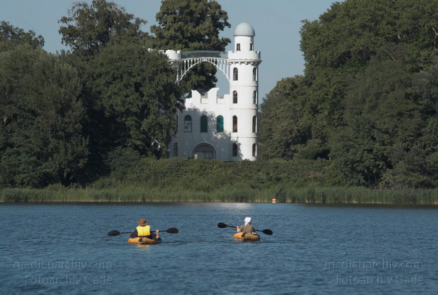 Berlin. Zehlendorf. Wannsee. Paddelboote vor der Pfaueninsel. Schloss. Havel
27. 6. 2011. Berlin. Zehlendorf. Wannsee. Paddelboote vor der Pfaueninsel. Schloss. Havel
Schlüsselwörter: Berlin;Deutschland;Germany;Paddler;Pfauensinsel;Schloss;Wannsee;2011;Zehlendorf