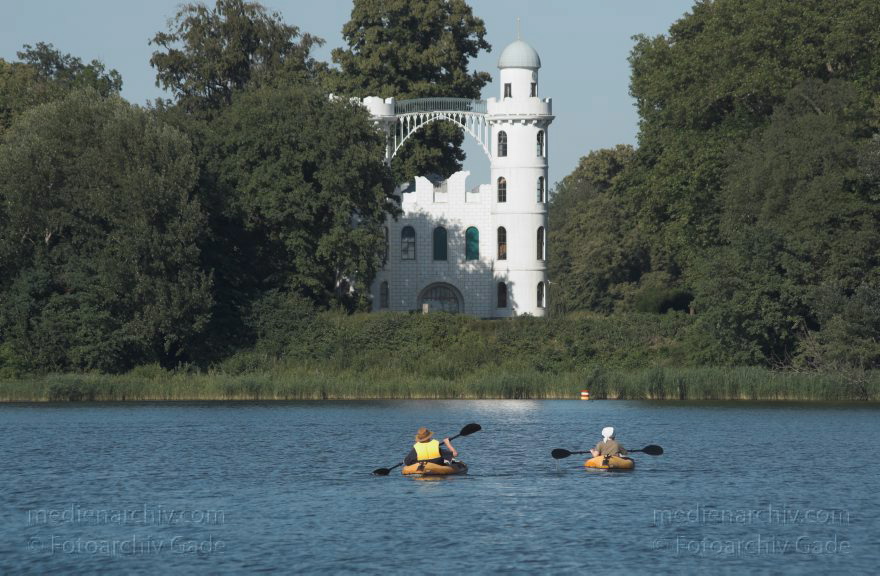 Berlin. Zehlendorf. Wannsee. Paddelboote vor der Pfaueninsel. Schloss. Havel
27. 6. 2011. Berlin. Zehlendorf. Wannsee. Paddelboote vor der Pfaueninsel. Schloss. Havel
Schlüsselwörter: Berlin;Deutschland;Germany;Havel;Paddler;Pfauensinsel;Schloss;Wannsee;2011;Zehlendorf
