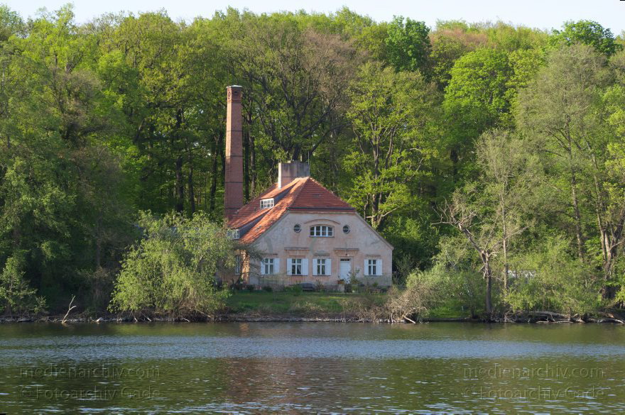 Berlin. Zehlendorf. Wannsee. Pfaueninsel. Havel. nemanloses Gebäuse mit Schornstein
28. 4. 2012. Berlin. Zehlendorf. Wannsee. Pfaueninsel. Fluss Havel. nemanloses Gebäuse mit Schornstein
Schlüsselwörter: Berlin;Deutschland;Fluss;Germany;Havel;Pfaueninsel;Schornstein;2012;Zehlendorf