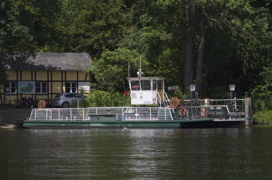 Berlin. Zehlendorf. Havel. Pfaueninsel. Fähre
10. 6. 2013. Berlin. Zehlendorf. Fluss Havel. Pfaueninsel. Fähre
Schlüsselwörter: Berlin;Fluss;Fähren;Germany;Havel;Pfaueninsel;Schiffe;2013;Zehlendorf