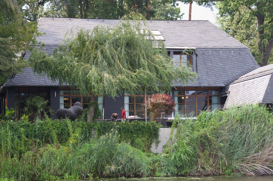 Berlin. Zehlendorf. Wannsee. Stölpchensee. Villa mit einer Gorilla Skulptur
23. 8. 2011. Berlin. Zehlendorf. Wannsee. Stölpchensee. Villa mit einer Gorilla Skulptur
Schlüsselwörter: Berlin;Deutschland;Germany;Gorilla;Stölpchensee;Villa;Wannsee;2011;Zehlendorf