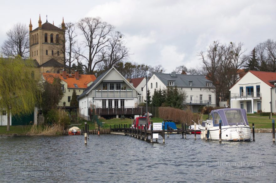 Berlin. Zehlendorf. Wannsee. Stölpchensee. Kirche. Motorboot. Ufer
1. 4. 2012. Berlin. Zehlendorf. Wannsee. Stölpchensee. Kirche. Motorboot. Ufer
Schlüsselwörter: Berlin;Boote;Deutschland;Germany;Liegeplatz;Pohlesee;Stölpchensee;Wannsee;2012;Zehlendorf