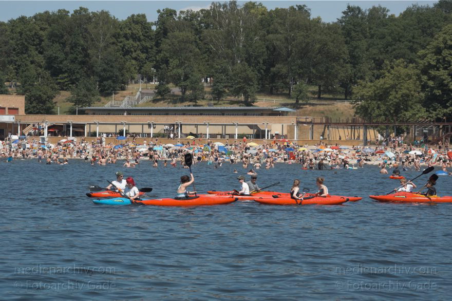 Berlin. Zehlendorf. Wannsee. Strandbad Wannsee. Freibad. Ruderboote. Paddelboote
4. 6. 2011. Berlin. Zehlendorf. Wannsee. Strandbad Wannsee. Freibad. Ruderboote. Paddelboote
Schlüsselwörter: Berlin;Deutschland;Freibad;Germany;Padelboote;Ruderboote;Strandbad Wannsee;Wannsee;2011;Zehlendorf