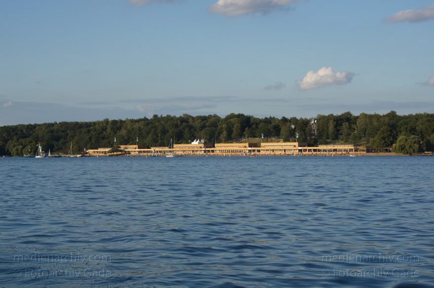 Berlin. Zehlendorf. Strandbad Wannsee. Schwimmbad. Freibad
13. 8. 2011. Berlin. Zehlendorf. Strandbad Wannsee. Schwimmbad. Freibad
Schlüsselwörter: Berlin;Boote;Deutschland;Fluss;Freibad;Germany;Havel;Schwimmbad;Strandbad Wannsee;Wannsee;2011;Zehlendorf