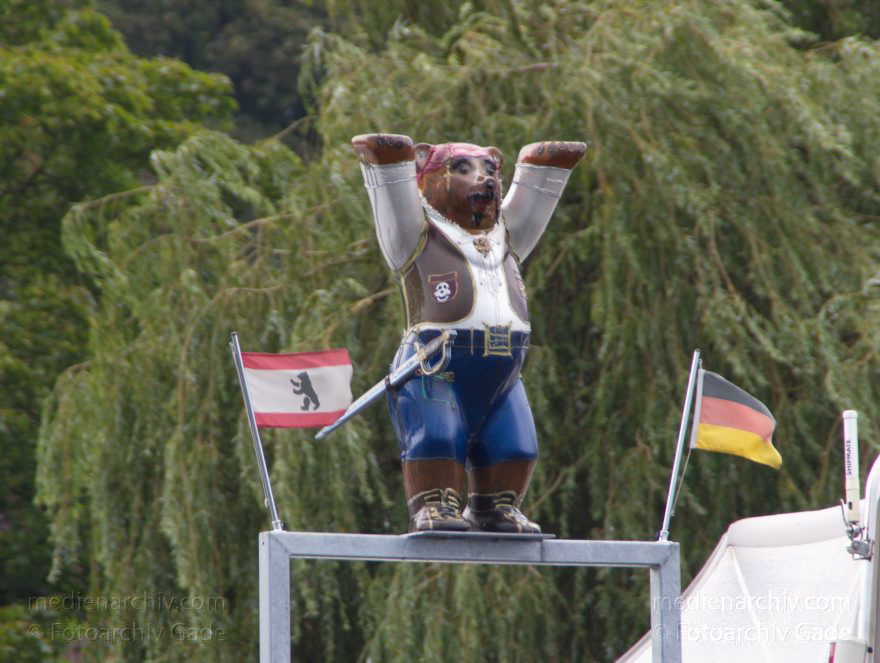 Berlin. Zehlendorf. Wannsee. Kleiner Buddy Bär bei einem Yachthafen
23. 8. 2011. Berlin. Zehlendorf. Wannsee. Kleiner Buddy Bär bei einem Yachthafen
Schlüsselwörter: Berlin;Boote;Buddy Bear;Buddy Bär;Deutschland;Germany;Wannsee;2011;Zehlendorf
