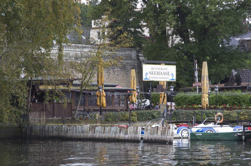 Berlin. Zehlendorf. Wannsee. Gaststätte Seehaase mit Anleger
27. 9. 2011. Berlin. Zehlendorf. Wannsee. Gaststätte Seehaase mit Anleger
Schlüsselwörter: Berlin;Boote;Deutschland;Germany;Havel;Schiffe;Wannsee;2011;Zehlendorf
