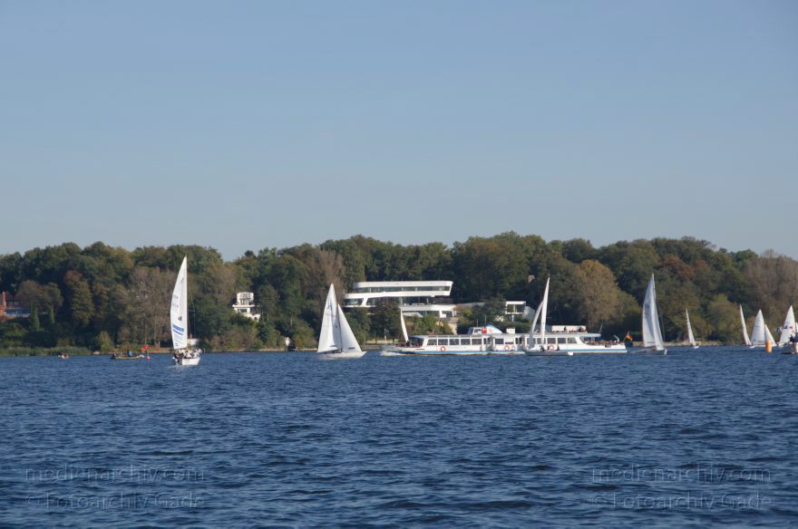 Berlin. Zehlendorf. Wannsee. Segelboote. Segelyachten. segeln
15. 10. 2011. Berlin. Zehlendorf. Wannsee. Segelboote. Segelyachten. segeln
Schlüsselwörter: Berlin;Boote;Deutschland;Germany;Motorboote;Segelboote;segeln;Segelyacht;Wannsee;2011;Zehlendorf