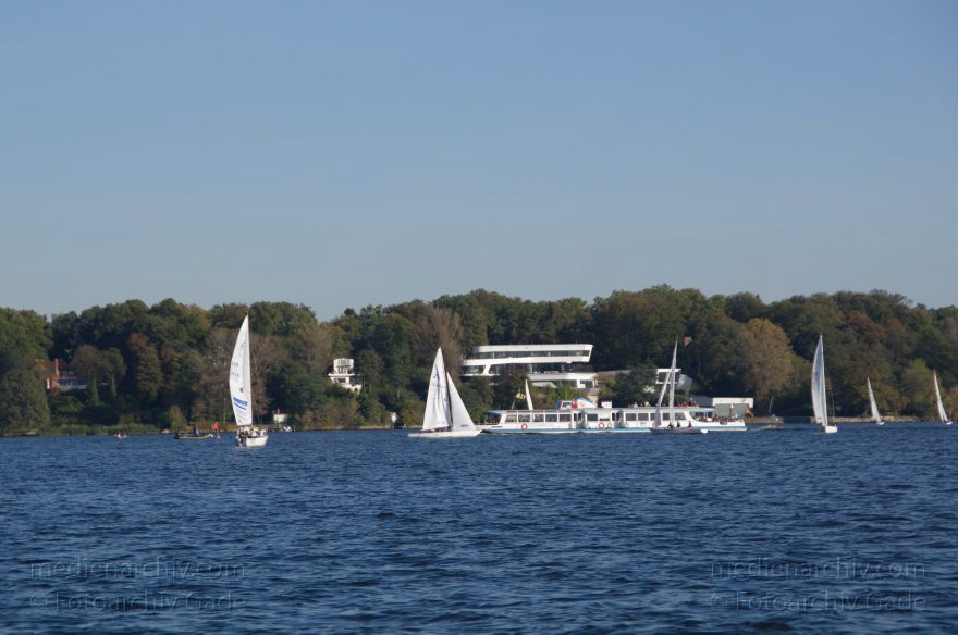 Berlin. Zehlendorf. Wannsee. Segelboote. Segelyachten. segeln
15. 10. 2011. Berlin. Zehlendorf. Wannsee. Segelboote. Segelyachten. segeln
Schlüsselwörter: Berlin;Boote;Deutschland;Germany;Motorboote;Segelboote;segeln;Segelyacht;Wannsee;2011;Zehlendorf