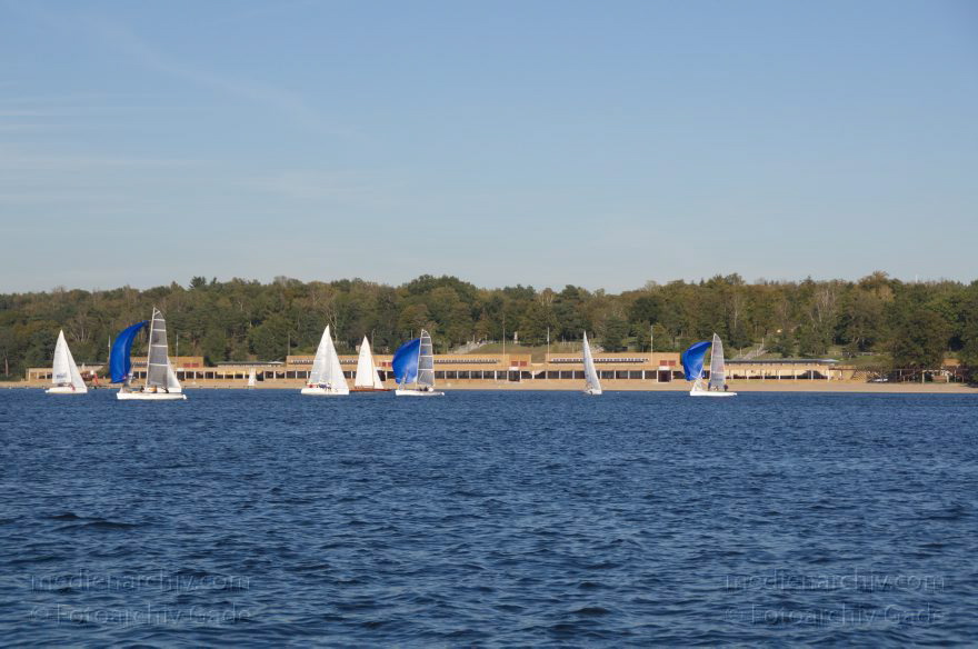 Berlin. Zehlendorf. Wannsee. Segelboote. Segelyachten vor dem Strandbad Wannsee. Schwimmbad. Freibad
15. 10. 2011. Berlin. Zehlendorf. Wannsee. Segelboote. Segelyachten vor dem Strandbad Wannsee. Schwimmbad. Freibad
Schlüsselwörter: Berlin;Boote;Deutschland;Freibad;Germany;Motorboote;Schwmmmbad;Segelboote;segeln;Segelyacht;Strandbad Wannsee;Wannsee;2011;Zehlendorf