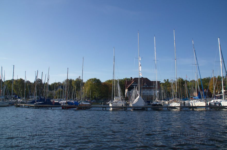Berlin. Zehlendorf. Wannsee. Segelboote. Segelyachten in der Marina. Liegeplatz. Hafen
15. 10. 2011. Berlin. Zehlendorf. Wannsee. Segelboote. Segelyachten in der Marina. Liegeplatz. Hafen
Schlüsselwörter: Berlin;Boote;Deutschland;Germany;Hafen;Liegeplatz;Marina;Motorboote;Segelboote;Segelyacht;Wannsee;2011;Zehlendorf
