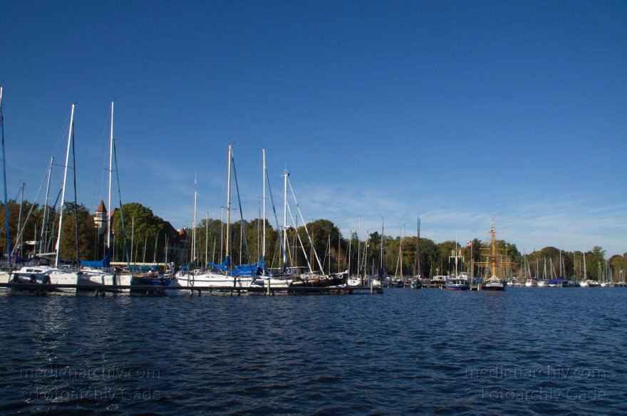 Berlin. Zehlendorf. Wannsee. Segelboote. Segelyachten in der Marina. Liegeplatz. Hafen
15. 10. 2011. Berlin. Zehlendorf. Wannsee. Segelboote. Segelyachten in der Marina. Liegeplatz. Hafen
Schlüsselwörter: Berlin;Boote;Deutschland;Germany;Hafen;Liegeplatz;Marina;Motorboote;Segelboote;Segelyacht;Wannsee;2011;Zehlendorf