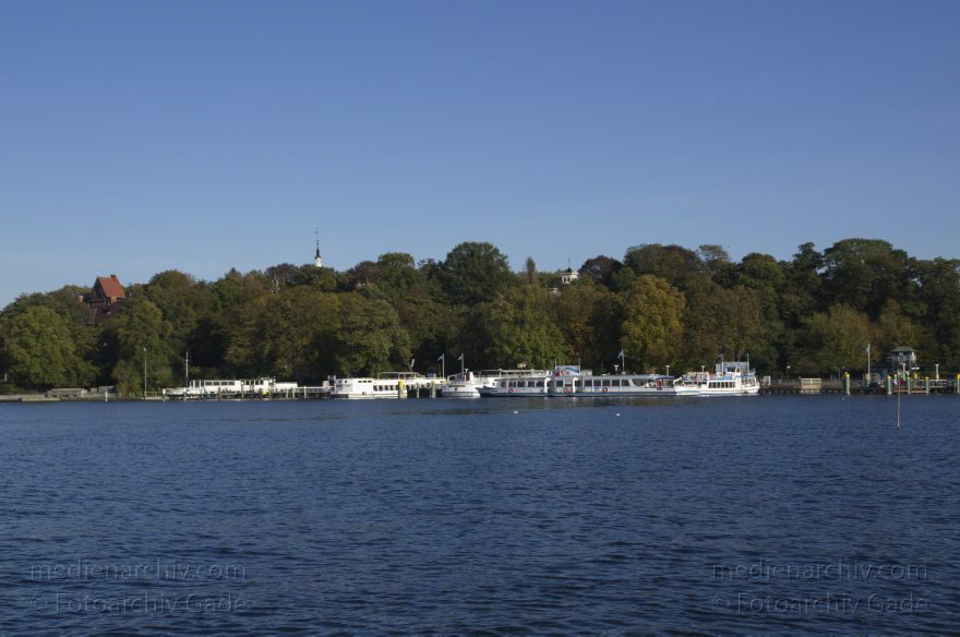 Berlin. Zehlendorf. Wannsee. Anlegestelle der Fahrgastschiffe. Ausflugsdampfer
15. 10. 2011. Berlin. Zehlendorf. Wannsee. Anlegestelle der Fahrgastschiffe. Ausflugsdampfer
Schlüsselwörter: Anlegestelle;Ausflugsdampfer;Berlin;Boote;Deutschland;Fahrgastschiffe;Germany;Motorboote;Wannsee;2011;Zehlendorf