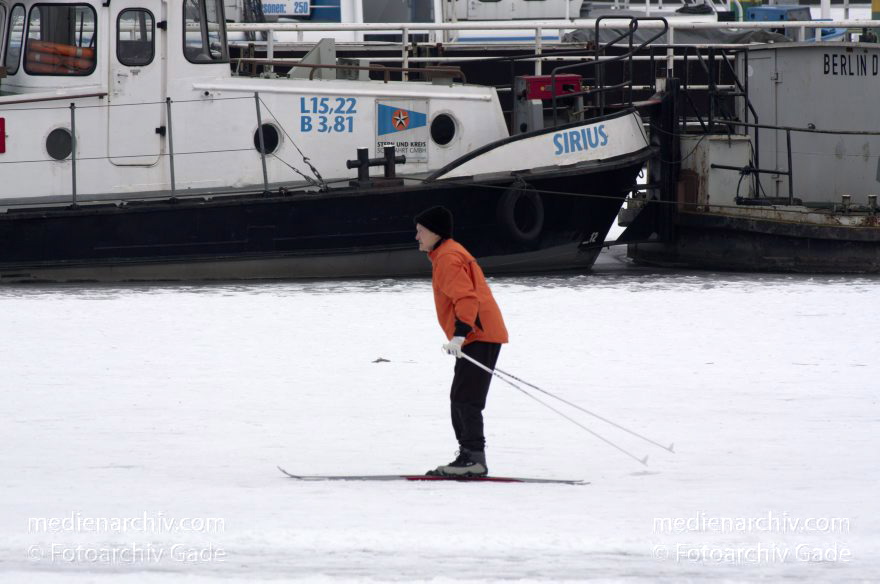 Berlin. Zehlendorf. Wannsee. Winter. Eis. Schnee. Langlauf. Skilaufen. Schlepper Sirius
14. 2. 2012. Berlin. Zehlendorf. Wannsee. Winter. Eis. Schnee. Langlauf. Skilaufen. Schlepper Sirius
Schlüsselwörter: Berlin;Boote;Deutschland;Eis;Germany;Langlauf;Liegeplatz;Schiffe;Schlepper;Schnee;Skilaufen;Wannsee;Winter;Wintersport;Zehlendorf;2012;zugefroren