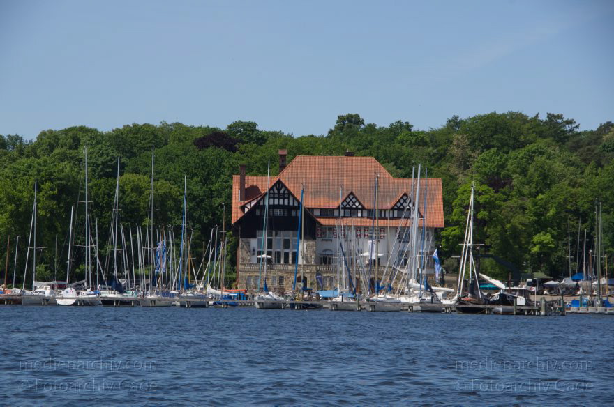 Berlin. Zehlendorf. Wannsee. Villa am Ufer. Marina. Sportboothafen
26. 5. 2012. Berlin. Zehlendorf. Wannsee. Villa am Ufer. Marina. Sportboothafen
Schlüsselwörter: Berlin;Deutschland;Germany;Marina;Spo;Sportboote;Ufer;Villa;Wannsee;2012;Zehlendorf