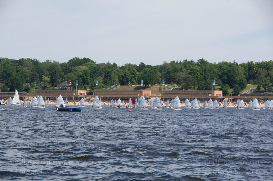 Berlin. Zehlendorf. Segelboote auf dem Wannsee. Hinten: Strandbad Wannsee. Schwimmbad. segeln
26. 5. 2012. Berlin. Zehlendorf. Segelboote auf dem Wannsee. Hinten: Strandbad Wannsee. Schwimmbad. segeln
Schlüsselwörter: Berlin;Deutschland;Germany;Schwimmbad;Segelboote;segeln;Sportboote;Strandbad;Wannsee;2012;Zehlendorf