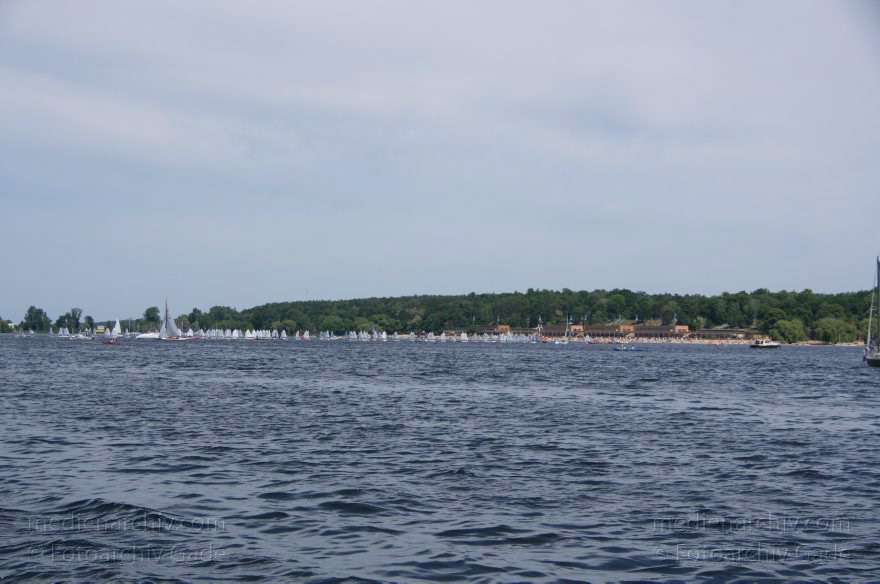 Berlin. Zehlendorf. Wannsee. Segelboote. Segeln. Hinten: Strandbad Wannsee. Schwimmbad
26. 5. 2012. Berlin. Zehlendorf. Wannsee. Segelboote. Segeln. Hinten: Strandbad Wannsee. Schwimmbad
Schlüsselwörter: Berlin;Deutschland;Germany;Schwimmbad;Segelboote;segeln;Strandbad;Wannsee;2012;Zehlendorf