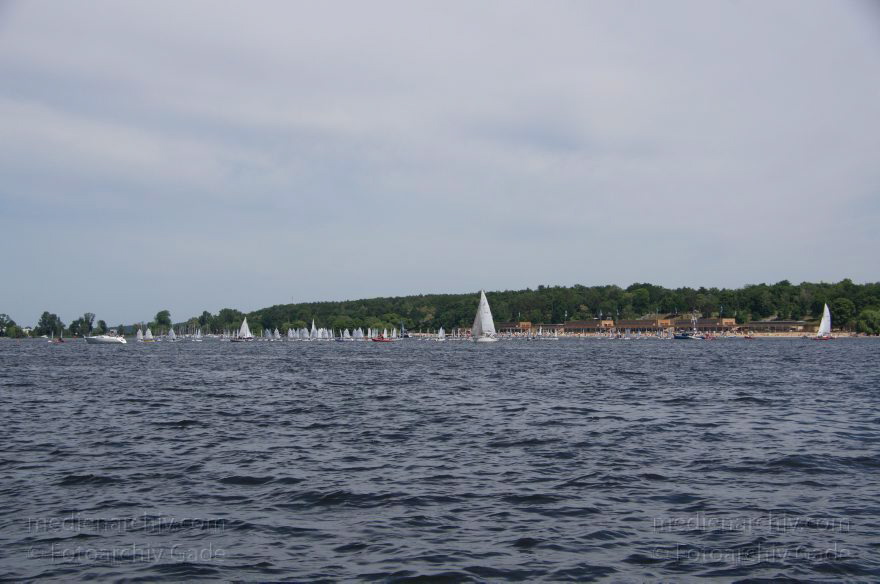 Berlin. Zehlendorf. Wannsee. Segelboote. Segeln. Hinten: Strandbad Wannsee. Schwimmbad
26. 5. 2012. Berlin. Zehlendorf. Wannsee. Segelboote. Segeln. Hinten: Strandbad Wannsee. Schwimmbad
Schlüsselwörter: Berlin;Deutschland;Germany;Schwimmbad;Segelboote;segeln;Strandbad;Wannsee;2012;Zehlendorf