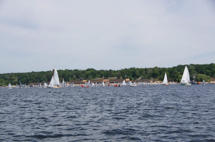 Berlin. Zehlendorf. Wannsee. Segelboote. Segeln. Hinten: Strandbad Wannsee. Schwimmbad
26. 5. 2012. Berlin. Zehlendorf. Wannsee. Segelboote. Segeln. Hinten: Strandbad Wannsee. Schwimmbad
Schlüsselwörter: Berlin;Deutschland;Germany;Schwimmbad;Segelboote;segeln;Strandbad;Wannsee;2012;Zehlendorf