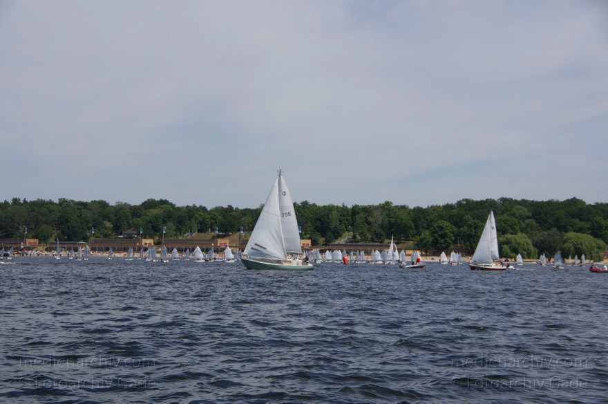 Berlin. Zehlendorf. Wannsee. Segelboote. Segeln. Hinten: Strandbad Wannsee. Schwimmbad
26. 5. 2012. Berlin. Zehlendorf. Wannsee. Segelboote. Segeln. Hinten: Strandbad Wannsee. Schwimmbad
Schlüsselwörter: Berlin;Deutschland;Germany;Schwimmbad;Segelboote;segeln;Strandbad;Wannsee;2012;Zehlendorf