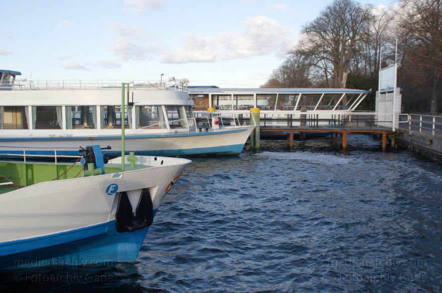 Berlin. Wannsee. Ausflugsdampfer. Anlegestelle. MS Lichterfelde
14. 1. 2012. Berlin. Zehlendorf. Wannsee. Ausflugsdampfer. Boote. Anlegestelle. Schiffe. MS Lichterfelde
Schlüsselwörter: Ausflugsdampfer;Berlin;Boote;Fahrgastschiffe;Motorboote;Schiffe;Wannsee;2012;Zehlendorf