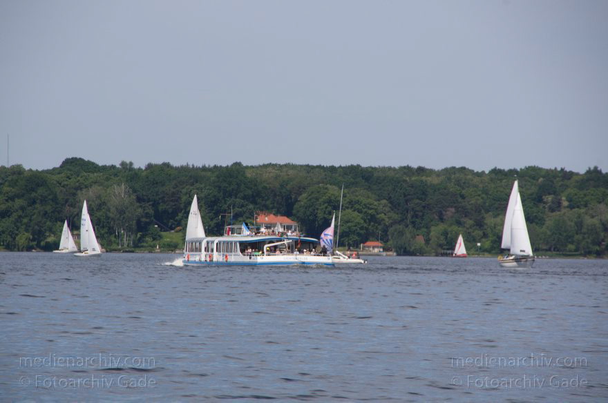 Berlin. Wannsee. Fahrgastschiff - Ausflugsdampfer MS Lichterfelde auf dem Wannsee
26. 5. 2012. Berlin. Zehlendorf. Wannsee. Fahrgastschiff. Ausflugsdampfer MS Lichterfelde auf dem Wannsee. BVG-Fähre zwischen Kadow und Wannsee
Schlüsselwörter: Ausflugsdampfer;Berlin;Boote;BVG;Lichterfelde;Schiffe;Wannsee;2012;Zehlendorf
