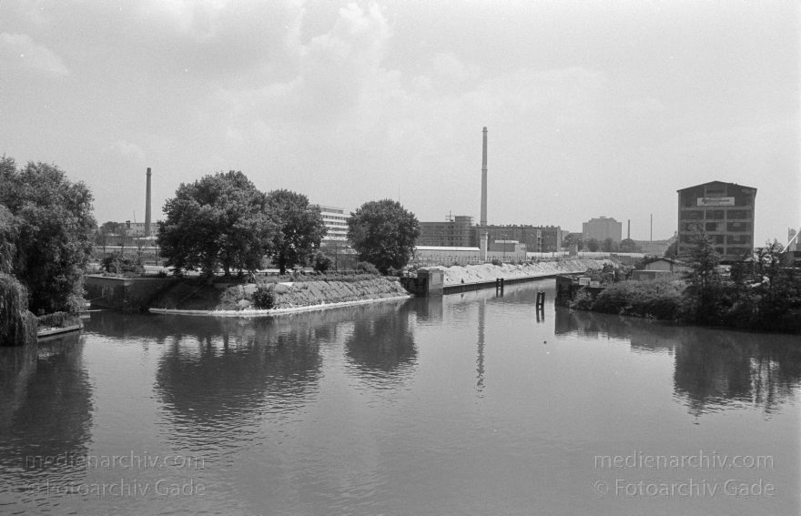 Berlin. Berliner Mauer am Hohenzollernkanal. Nordhafen
12. 6. 1990. Berlin. Mitte. Mobit. Berliner Mauer. Ehemalige DDR Grenze zwischen Mitte und Tiergarten am Hohenzollernkanal. Britischer Sektor. Nordhafen
Schlüsselwörter: Berlin;Berliner Mauer;DDR;Hohenzollernkanal;Mitte;Nordhafen;1990;Wachturm