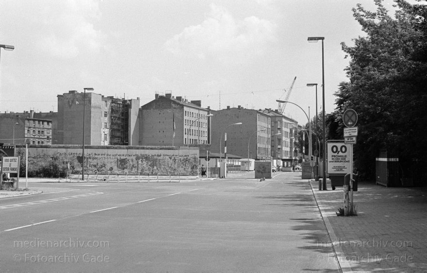 Berlin. DDR. Grenzübergang Chausseestraße
12. 6. 1990. Berlin. Mitte. DDR. Grenzübergang Chausseestraße. Berliner Mauer. Berlin Wall
Schlüsselwörter: Berlin;Berlin Wall;Berliner Mauer;Chausseestraße;DDR;Grenze;1990;Mitte