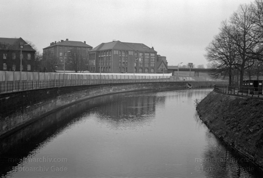 Berlin. MitteBerliner Mauer. OstBerlin. DDR. Humboldtkanal. Hinten: Krankenhaus Charité
13. 2. 1990. Berlin. Mitte. Berliner Mauer. Ostberlin. DDR. Humboldtkanal. Hinten: Krankenhaus Charité
Schlüsselwörter: Berlin;berlin wall;Berliner Mauer;Binnenschiffe;DDR;Deutschland;Germany;Grenze;Humboldtkanal;Mitte;Ost-Berlin;Ostberlin;1990;Ostzone