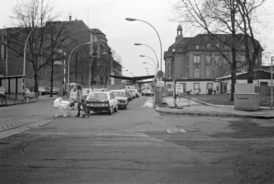 DDRBerlin. OstBerlin. Grenzübergang InvalidenstraßeBerliner Mauer.
13. 2. 1990. DDR. Berlin. Mitte. Ostberlin. Grenzübergang Invalidenstraße. Berliner Mauer.
Schlüsselwörter: Berlin;berlin wall;Berliner Mauer;DDR;Deutschland;East-Berlin;Eastberlin;GDR;Germany;Grenze;Grenzübergang;Invalidenstraße;Mitte;Ost-Berlin;Ostberlin;1990;Ostzone
