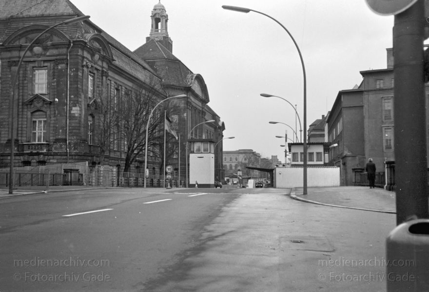 DDRBerlin. OstBerlin. Grenzübergang InvalidenstraßeBerliner Mauer.
13. 2. 1990. DDR. Berlin. Mitte. Ostberlin. Grenzübergang Invalidenstraße. Berliner Mauer.
Schlüsselwörter: Berlin;berlin wall;Berliner Mauer;DDR;Deutschland;East-Berlin;Eastberlin;GDR;Germany;Grenze;Grenzübergang;Invalidenstraße;Mitte;Ost-Berlin;Ostberlin;1990;Ostzone