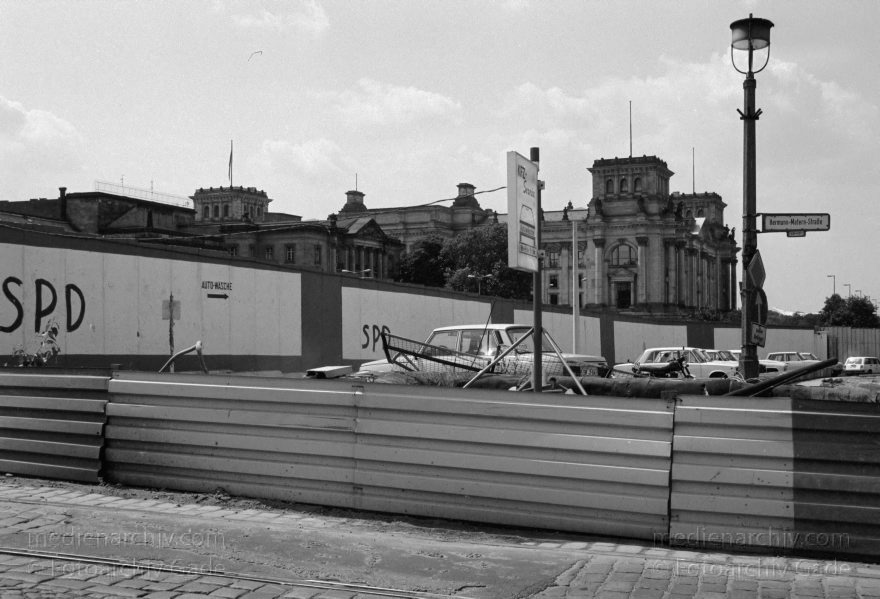 Berlin. Hermann-Matern-Straße (Heute: Luisenstraße) Blick auf den Reichstag. DDR. OstBerlin.
30. Mai. 1990. Berlin. Mitte. Hermann-Matern-Straße (Heute: Luisenstraße) Blick auf den Reichstag. DDR. Ostberlin
Schlüsselwörter: Berlin;berlin wall;Berliner Mauer;DDR;Deutschland;Germany;Grenze;Hermann-Matern-Straße;Luisenstraße;Mitte;Ost-Berlin;Ostberlin;Ostzone;1990;Reichstag