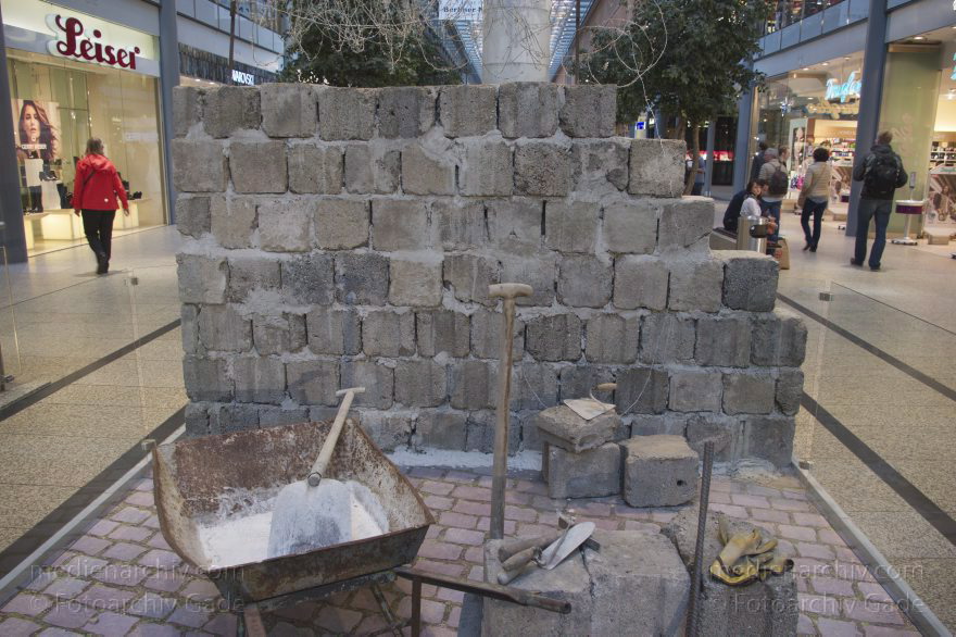 Potsdamer Platz Arcaden. 25 Jahre Fall der Berliner Mauer
10. 9. 2014. Berlin. Potsdamer Platz. Potsdamer Platz Arcaden. Ausstellung 25 Jahre Fall der Berliner Mauer
Schlüsselwörter: 2014;Ausstellung;Berlin;Berliner Mauer;Mitte;Potsdamer Platz Arcaden