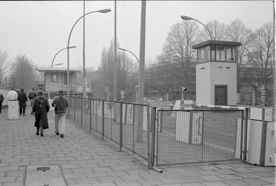 Berlin. Mitte. Invalidenstraße. Berliner Mauer . Grenzübergang. DDR
14. 1. 1990. Berlin. Mitte. Invalidenstraße. Berliner Mauer . Grenzübergang. DDR
Schlüsselwörter: 1990;Berlin;Berliner Mauer;DDR;Grenzübergang;Invalidenstraße;Mitte;Wachturm