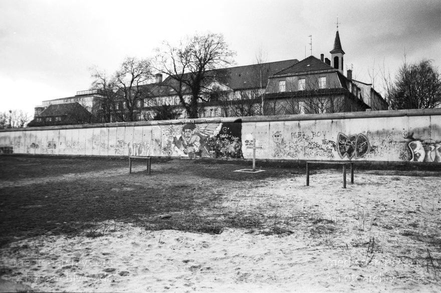 Berlin. Ehemalige DDR Grenze entlang der BernauerstraßeBerliner Mauer. (Ostseite) Invalidenfriedhof
1995. Berlin. Mitte. Ehemalige DDR Grenze entlang der Bernauer Straße Berliner Mauer. (Ostseite) Invalidenfriedhof
Schlüsselwörter: Berlin;berlin wall;Berliner Mauer;Bernauer Straße;DDR;Deutschland;Germany;Grenze;Invalidenfriedhof;Mauer;Mitte;1995;Ostberlin