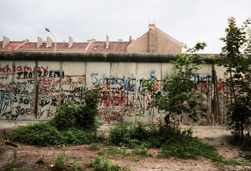 Berlin. Abbau der Berliner Mauer entlang der Bernauer Straße
15. Juni 1990. Berlin. Mitte. Wedding. DDR. Demontagearbeiten am Grenzstreifen entlang der Bernauer Straße
Schlüsselwörter: Berlin;berlin wall;Berliner Mauer;Bernauer Straße;DDR;DDR Grenze;Deutsche Demokratische Republik;Deutschland;GDR;Germany;Grenze;iron curtain;Mauer;Mitte;Ostberlin;1990;Ostzone