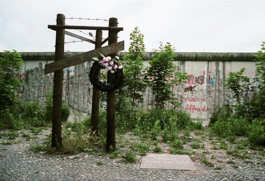 Berlin. Berliner Mauer an der Bernauer Straße. Mahnmal für die Mauertote Olga Segler
15. Juni 1990. Berlin. Mitte. Wedding. DDR. Demontagearbeiten am Grenzstreifen entlang der Bernauer Straße. Mahnmal für die Mauertote Olga Segler.
Schlüsselwörter: Berlin;berlin wall;Berliner Mauer;Bernauer Straße;DDR;DDR Grenze;Deutsche Demokratische Republik;Deutschland;GDR;Germany;Grenze;iron curtain;Mahnmal;Mauer;Mitte;Ostberlin;Ostzone;1990;Segler, Olga