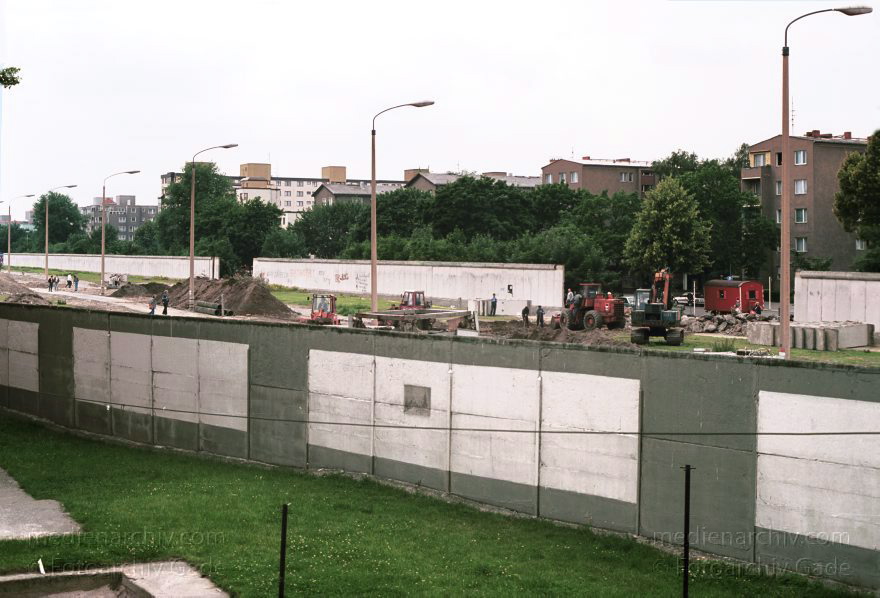 Berlin. Abbau der Berliner Mauer entlang der Bernauer Straße
15. Juni 1990. Berlin. Mitte. Wedding. DDR. Grenzstreifen entlang der Bernauer Straße. Seit Mittwoch. dem 13. 6. 1990. reissen Bautrupps entlang der gesamten Bernauer Straße die Mauer an verbauten Straßen ein. Bis zum 1. Juli sollen alle wieder passierbar sein. Obwohl an den Übergängen noch kontrolliert wird. kann man den Grenzstreifen überall betreten und ueberqueren.
Schlüsselwörter: Berlin;berlin wall;Berliner Mauer;Bernauer Straße;DDR;DDR Grenze;Deutsche Demokratische Republik;Deutschland;GDR;Germany;Grenze;iron curtain;Mauer;Mitte;Ostberlin;Ostzone;1990;Wachturm