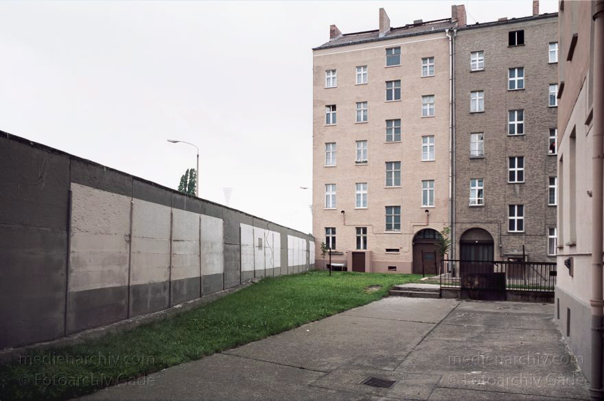 Berlin. Abbau der Berliner Mauer entlang der Bernauer Straße
15. Juni 1990. Berlin. Mitte. Wedding. DDR. Grenzstreifen entlang der Bernauer Straße. Seit Mittwoch. dem 13. 6. 1990. reissen Bautrupps entlang der gesamten Bernauer Straße die Mauer an verbauten Straßen ein. Bis zum 1. Juli sollen alle wieder passierbar sein. Obwohl an den Übergängen noch kontrolliert wird. kann man den Grenzstreifen überall betreten und ueberqueren.
Schlüsselwörter: Berlin;berlin wall;Berliner Mauer;Bernauer Straße;DDR;DDR Grenze;Deutsche Demokratische Republik;Deutschland;GDR;Germany;Grenze;iron curtain;Mauer;Mitte;Ostberlin;Ostzone;1990;Wachturm