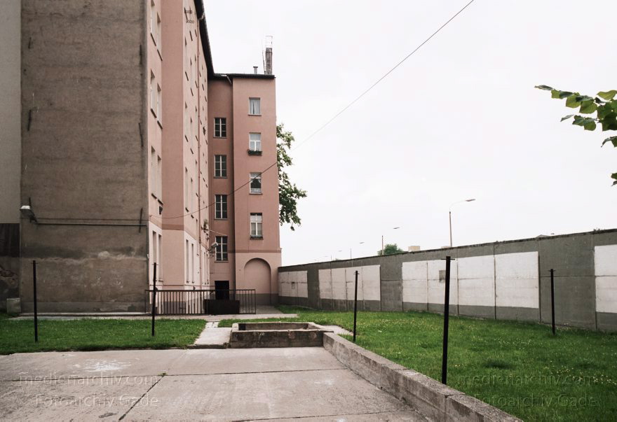 Berlin. Abbau der Berliner Mauer entlang der Bernauer Straße
15. Juni 1990. Berlin. Mitte. Wedding. DDR. Grenzstreifen entlang der Bernauer Straße. Seit Mittwoch. dem 13. 6. 1990. reissen Bautrupps entlang der gesamten Bernauer Straße die Mauer an verbauten Straßen ein. Bis zum 1. Juli sollen alle wieder passierbar sein. Obwohl an den Übergängen noch kontrolliert wird. kann man den Grenzstreifen überall betreten und ueberqueren.
Schlüsselwörter: Berlin;berlin wall;Berliner Mauer;Bernauer Straße;DDR;DDR Grenze;Deutsche Demokratische Republik;Deutschland;GDR;Germany;Grenze;iron curtain;Mauer;Mitte;Ostberlin;Ostzone;1990;Wachturm