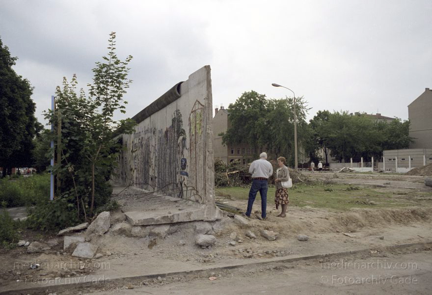 Berlin. Abbau der Berliner Mauer entlang der Bernauer Straße
15. Juni 1990. Berlin. Mitte. Wedding. DDR. Grenzstreifen entlang der Bernauer Straße. Berliner Mauer
Schlüsselwörter: Berlin;berlin wall;Berliner Mauer;Bernauer Straße;DDR;DDR Grenze;Deutsche Demokratische Republik;Deutschland;GDR;Germany;Grenze;iron curtain;Mauer;Mitte;Ostberlin;Ostzone;1990;Wachturm