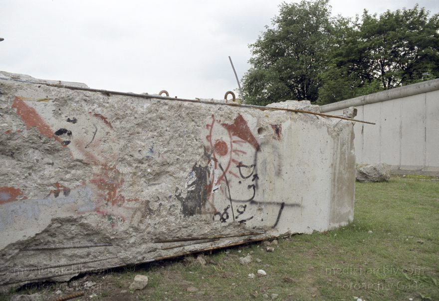 Berlin. Abbau der Berliner Mauer entlang der Bernauer Straße
15. Juni 1990. Berlin. Mitte. Wedding. DDR. Grenzstreifen entlang der Bernauer Straße. Segment der Berliner Mauer
Schlüsselwörter: Berlin;berlin wall;Berliner Mauer;Bernauer Straße;DDR;DDR Grenze;Deutsche Demokratische Republik;Deutschland;GDR;Germany;Grenze;iron curtain;Mauer;Mitte;Ostberlin;Ostzone;1990;Wachturm
