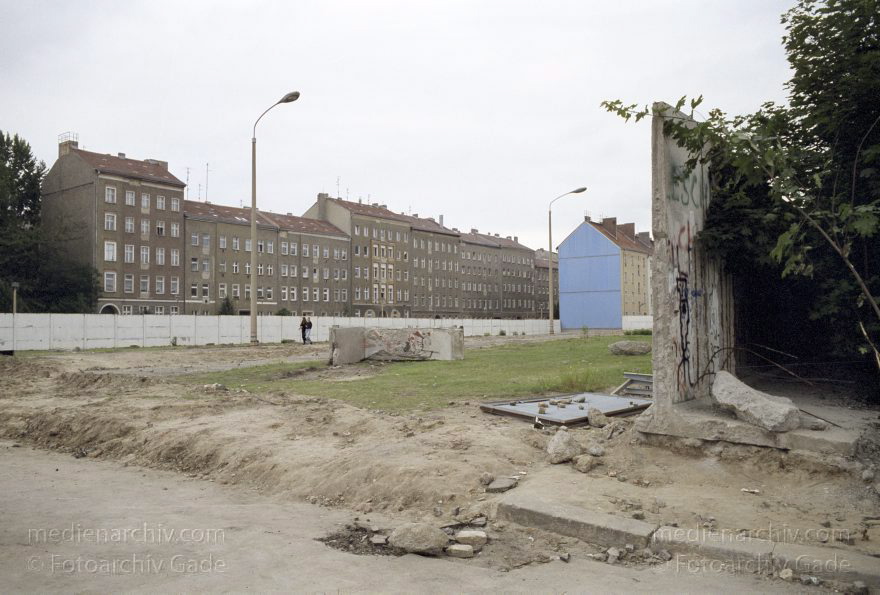 Berlin. Abbau der Berliner Mauer entlang der Bernauer Straße
15. Juni 1990. Berlin. Mitte. Wedding. DDR. Demontagearbeiten am Grenzstreifen entlang der Bernauer Straße
Schlüsselwörter: berlin wall;Berliner Mauer;DDR;GDR;Germany;Grenze;Berlin;Ostberlin