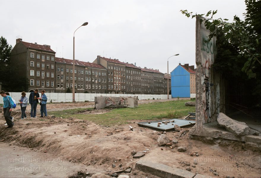Berlin. Abbau der Berliner Mauer entlang der Bernauer Straße
15. Juni 1990. Berlin. Mitte. Wedding. DDR. Grenzstreifen entlang der Bernauer Straße. Seit Mittwoch. dem 13. 6. 1990. reissen Bautrupps entlang der gesamten Bernauer Straße die Mauer an verbauten Straßen ein. Bis zum 1. Juli sollen alle wieder passierbar sein. Obwohl an den Übergängen noch kontrolliert wird. kann man den Grenzstreifen überall betreten und ueberqueren.
Schlüsselwörter: Berlin;berlin wall;Berliner Mauer;Bernauer Straße;DDR;DDR Grenze;Deutsche Demokratische Republik;Deutschland;GDR;Germany;Grenze;iron curtain;Mauer;Mitte;Ostberlin;Ostzone;1990;Wachturm