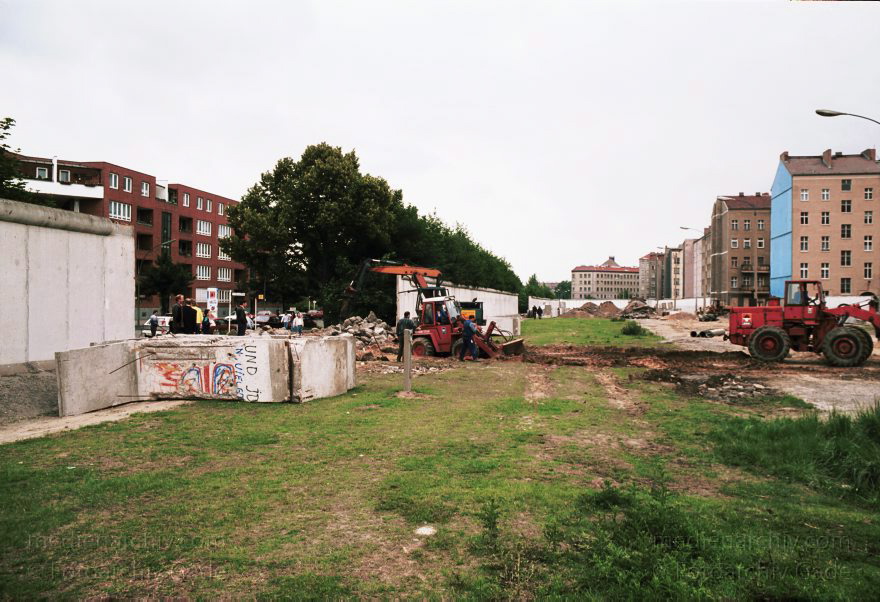 Berlin. Abbau der Berliner Mauer entlang der Bernauer Straße
15. Juni 1990. Berlin. Mitte. Wedding. DDR. Grenzstreifen entlang der Bernauer Straße. Seit Mittwoch. dem 13. 6. 1990. reissen Bautrupps entlang der gesamten Bernauer Straße die Mauer an verbauten Straßen ein. Bis zum 1. Juli sollen alle wieder passierbar sein. Obwohl an den Übergängen noch kontrolliert wird. kann man den Grenzstreifen überall betreten und ueberqueren.
Schlüsselwörter: Berlin;berlin wall;Berliner Mauer;Bernauer Straße;DDR;DDR Grenze;Deutsche Demokratische Republik;Deutschland;GDR;Germany;Grenze;iron curtain;Mauer;Mitte;Ostberlin;Ostzone;1990;Wachturm