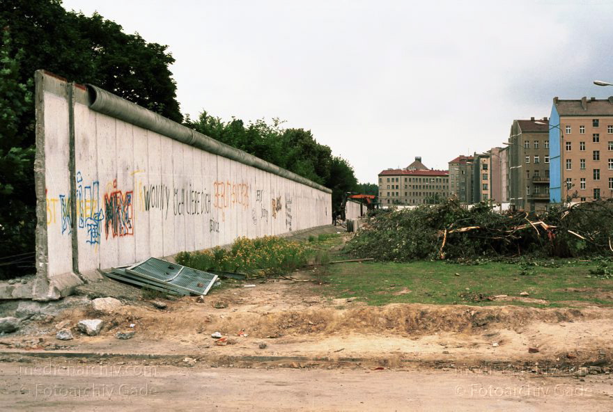Berlin. Abbau der Berliner Mauer entlang der Bernauer Straße
15. Juni 1990. Berlin. Mitte. Wedding. DDR. Grenzstreifen entlang der Bernauer Straße. Seit Mittwoch. dem 13. 6. 1990. reissen Bautrupps entlang der gesamten Bernauer Straße die Mauer an verbauten Straßen ein. Bis zum 1. Juli sollen alle wieder passierbar sein. Obwohl an den Übergängen noch kontrolliert wird. kann man den Grenzstreifen überall betreten und ueberqueren.
Schlüsselwörter: Berlin;berlin wall;Berliner Mauer;Bernauer Straße;DDR;DDR Grenze;Deutsche Demokratische Republik;Deutschland;GDR;Germany;Grenze;iron curtain;Mauer;Mitte;Ostberlin;Ostzone;1990;Wachturm