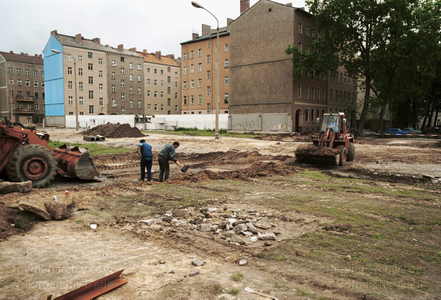 Berlin. Abbau der Berliner Mauer entlang der Bernauer Straße
15. Juni 1990. Berlin. Mitte. Wedding. DDR. Grenzstreifen entlang der Bernauer Straße. Seit Mittwoch. dem 13. 6. 1990. reissen Bautrupps entlang der gesamten Bernauer Straße die Mauer an verbauten Straßen ein. Bis zum 1. Juli sollen alle wieder passierbar sein. Obwohl an den Übergängen noch kontrolliert wird. kann man den Grenzstreifen überall betreten und ueberqueren.
Schlüsselwörter: Berlin;berlin wall;Berliner Mauer;Bernauer Straße;DDR;DDR Grenze;Deutsche Demokratische Republik;Deutschland;GDR;Germany;Grenze;iron curtain;Mauer;Mitte;Ostberlin;Ostzone;1990;Wachturm