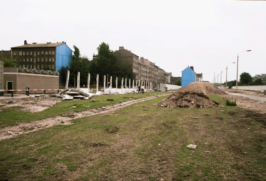 Berlin. Abbau der Berliner Mauer entlang der Bernauer Straße
15. Juni 1990. Berlin. Mitte. Wedding. DDR. Grenzstreifen entlang der Bernauer Straße. Seit Mittwoch. dem 13. 6. 1990. reissen Bautrupps entlang der gesamten Bernauer Straße die Mauer an verbauten Straßen ein. Bis zum 1. Juli sollen alle wieder passierbar sein. Obwohl an den Übergängen noch kontrolliert wird. kann man den Grenzstreifen überall betreten und ueberqueren.
Schlüsselwörter: Berlin;berlin wall;Berliner Mauer;Bernauer Straße;DDR;DDR Grenze;Deutsche Demokratische Republik;Deutschland;GDR;Germany;Grenze;iron curtain;Mauer;Mitte;Ostberlin;Ostzone;1990;Wachturm