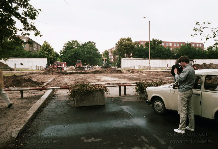 Berlin. Abbau der Berliner Mauer entlang der Bernauer Straße
15. Juni 1990. Berlin. Mitte. Wedding. DDR. Grenzstreifen entlang der Bernauer Straße. Seit Mittwoch. dem 13. 6. 1990. reissen Bautrupps entlang der gesamten Bernauer Straße die Mauer an verbauten Straßen ein. Bis zum 1. Juli sollen alle wieder passierbar sein. Obwohl an den Übergängen noch kontrolliert wird. kann man den Grenzstreifen überall betreten und ueberqueren.
Schlüsselwörter: Berlin;berlin wall;Berliner Mauer;Bernauer Straße;DDR;DDR Grenze;Deutsche Demokratische Republik;Deutschland;GDR;Germany;Grenze;iron curtain;Mauer;Mitte;Ostberlin;Ostzone;1990;Wachturm